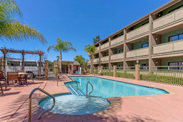 Best Western Plus Forest Park Inn image 24